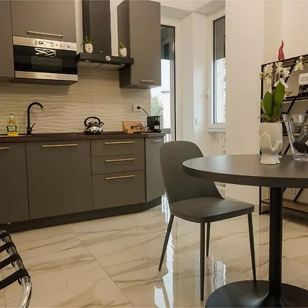 Zeus-08: Splendido Monolocale, Zona San Siro Apartment